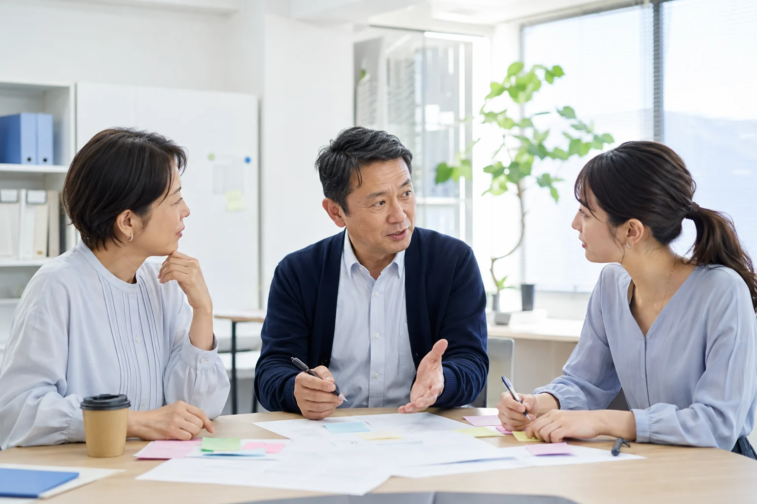 職場で話を聞き、出来事を整理して考える人たちの生成イメージ